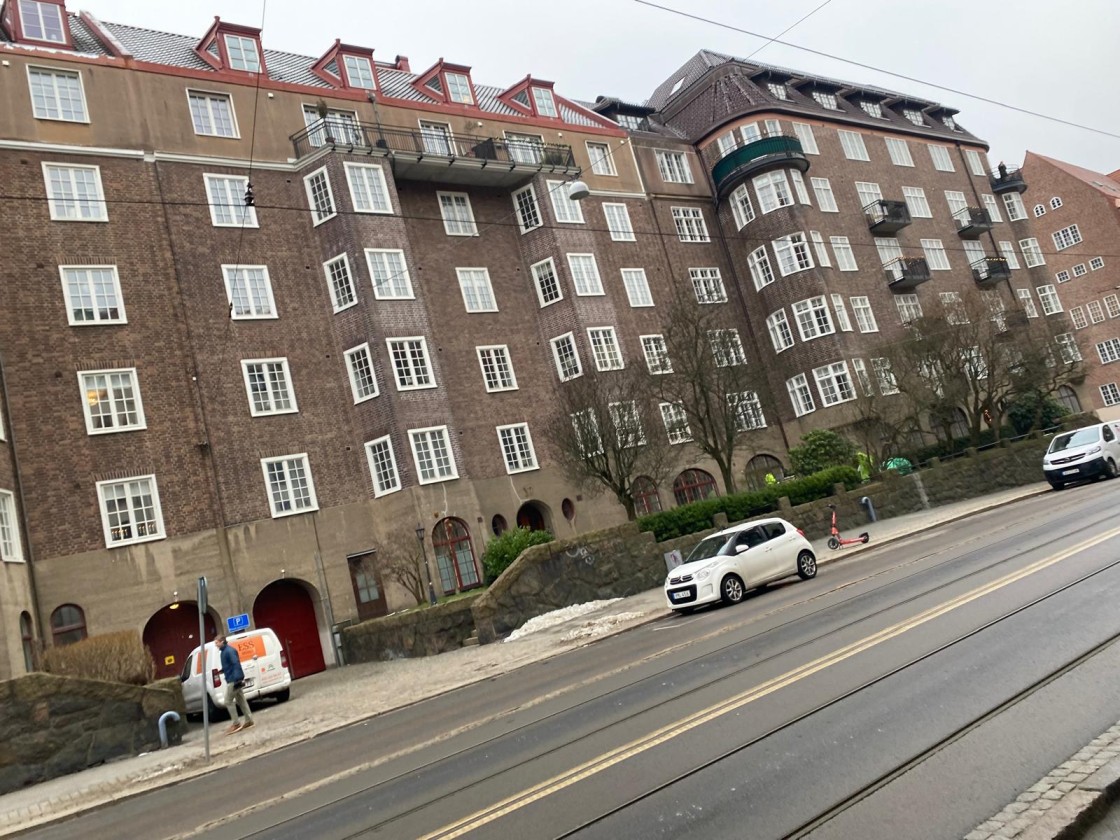 Bild på en fasighet med röd tegelfasad och med balkonger