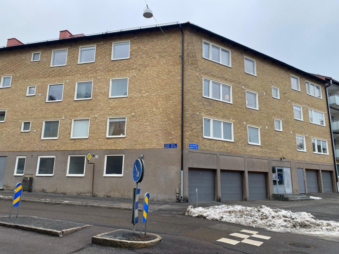 Bild på en fasighet med gul tegelfasad