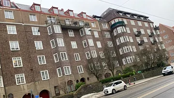 Bild på en fasighet med röd tegelfasad och med balkonger