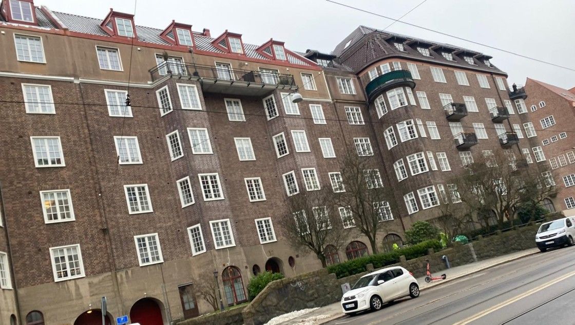 Bild på en fasighet med röd tegelfasad och med balkonger