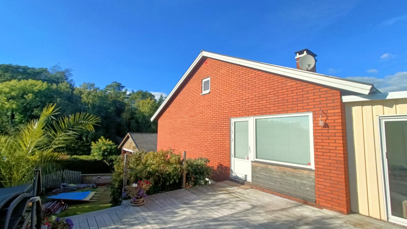 Bild på en fasighet med gul tegelfasad